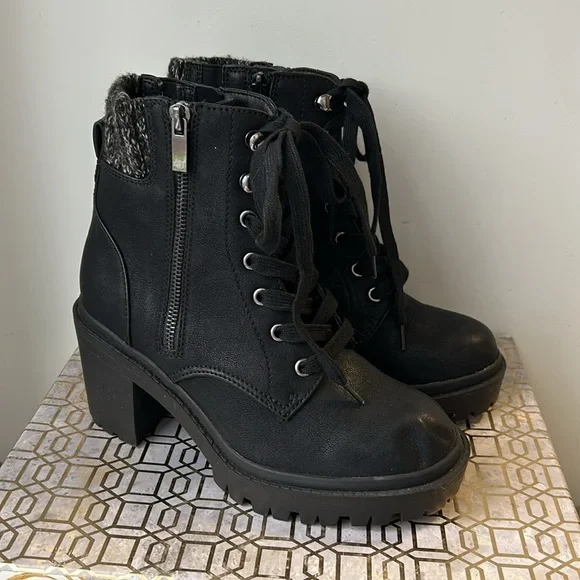 Torrid Sweater Detail Heeled Hiker Booties Women's size 6WW - Picture 3 of 9